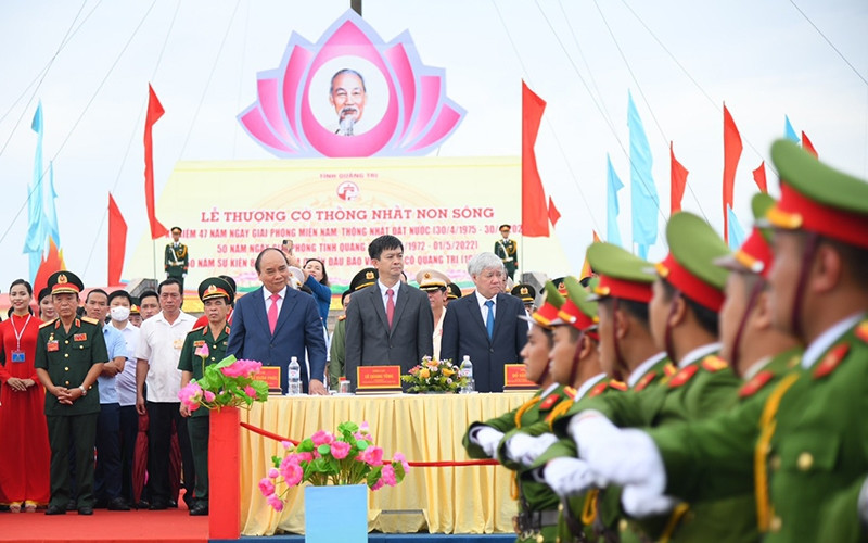 Chủ tịch nước Nguyễn Xuân Phúc dự Lễ thượng cờ thống nhất non sông. (Ảnh: THÀNH ĐẠT) Chủ tịch nước Nguyễn Xuân Phúc dự Lễ thượng cờ thống nhất non sông. (Ảnh: THÀNH ĐẠT)