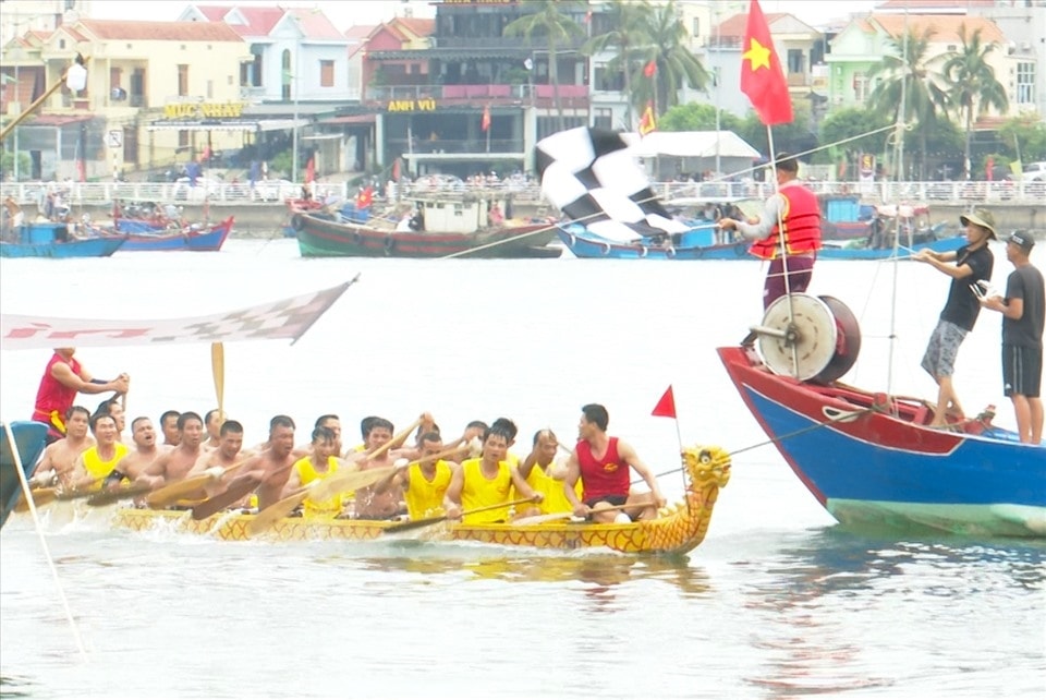 Kết quả chung cuộc, đội đua Đồng Dường xuất sắc cán đích ở vị trí thứ 1, đội Hải Thành về đích vị trí thứ 2, giải 3 thuộc về đội Trung Bính. Ảnh: H.L