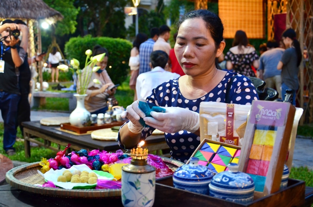 Thao diễn làm bánh Huế