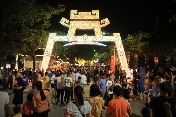 Đông đảo người dân tham quan phố đi bộ.