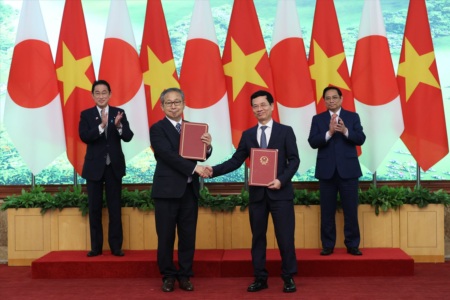  Thủ tướng Phạm Minh Chính và Thủ tướng Nhật Bản Kishida Fumio chứng kiến Bộ Thông tin và Truyền thông Việt Nam và Đại sứ quán Nhật Bản tại Việt Nam trao đổi Bản ghi nhớ về chuyển đổi số. Ảnh VGP/Nhật Bắc