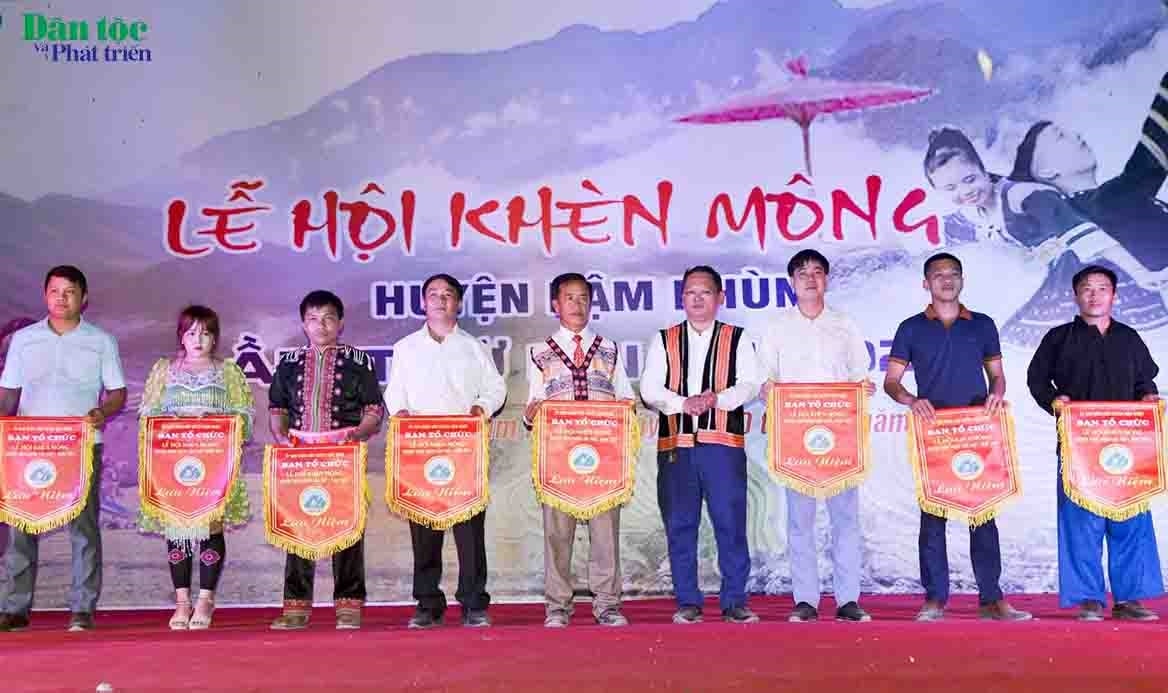 Phó Chủ tịch UBND huyện Nậm Nhùn, Trưởng Ban tổ chức Lễ hội - Vũ Tiến Hóa trao Cờ lưu niệm cho các Đoàn tham gia Lễ hội Phó Chủ tịch UBND huyện Nậm Nhùn, Trưởng Ban tổ chức Lễ hội - Vũ Tiến Hóa trao Cờ lưu niệm cho các Đoàn tham gia Lễ hội