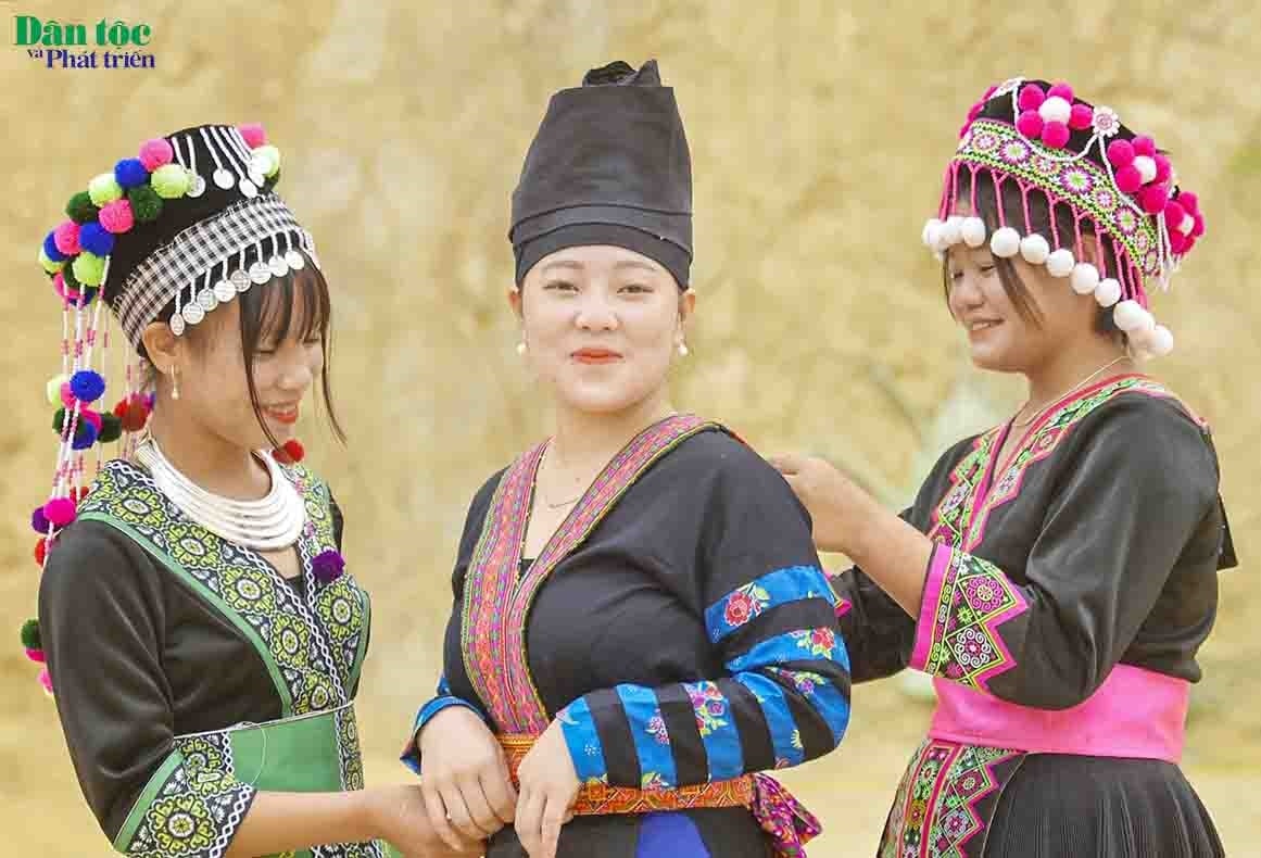 Các cô gái dân tộc Mông thuộc các nhánh: Mông Đen, Mông Trắng, Mông Hoa duyên dáng trong trang phục truyền thống Các cô gái dân tộc Mông thuộc các nhánh: Mông Đen, Mông Trắng, Mông Hoa duyên dáng trong trang phục truyền thống