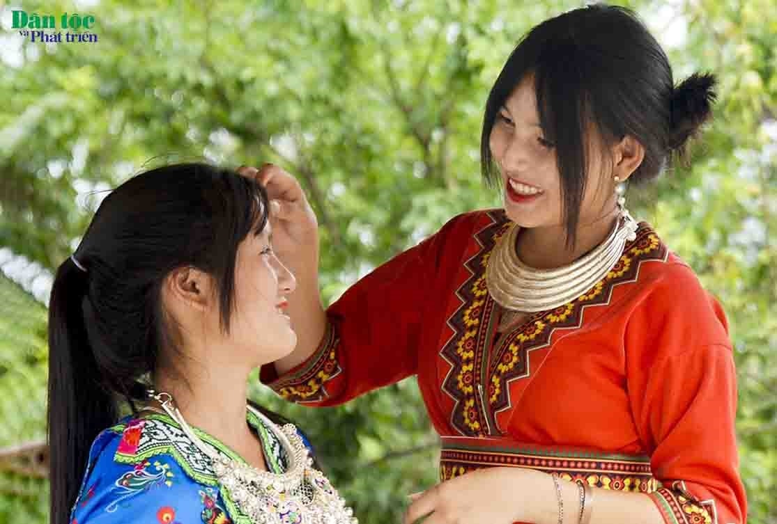 Xuống núi, ngoài dự hội khèn, Ngày hội là dịp để các chàng trai, cô gái gặp gỡ, trao đổi, tâm tình Xuống núi, ngoài dự hội khèn, Ngày hội là dịp để các chàng trai, cô gái gặp gỡ, trao đổi, tâm tình