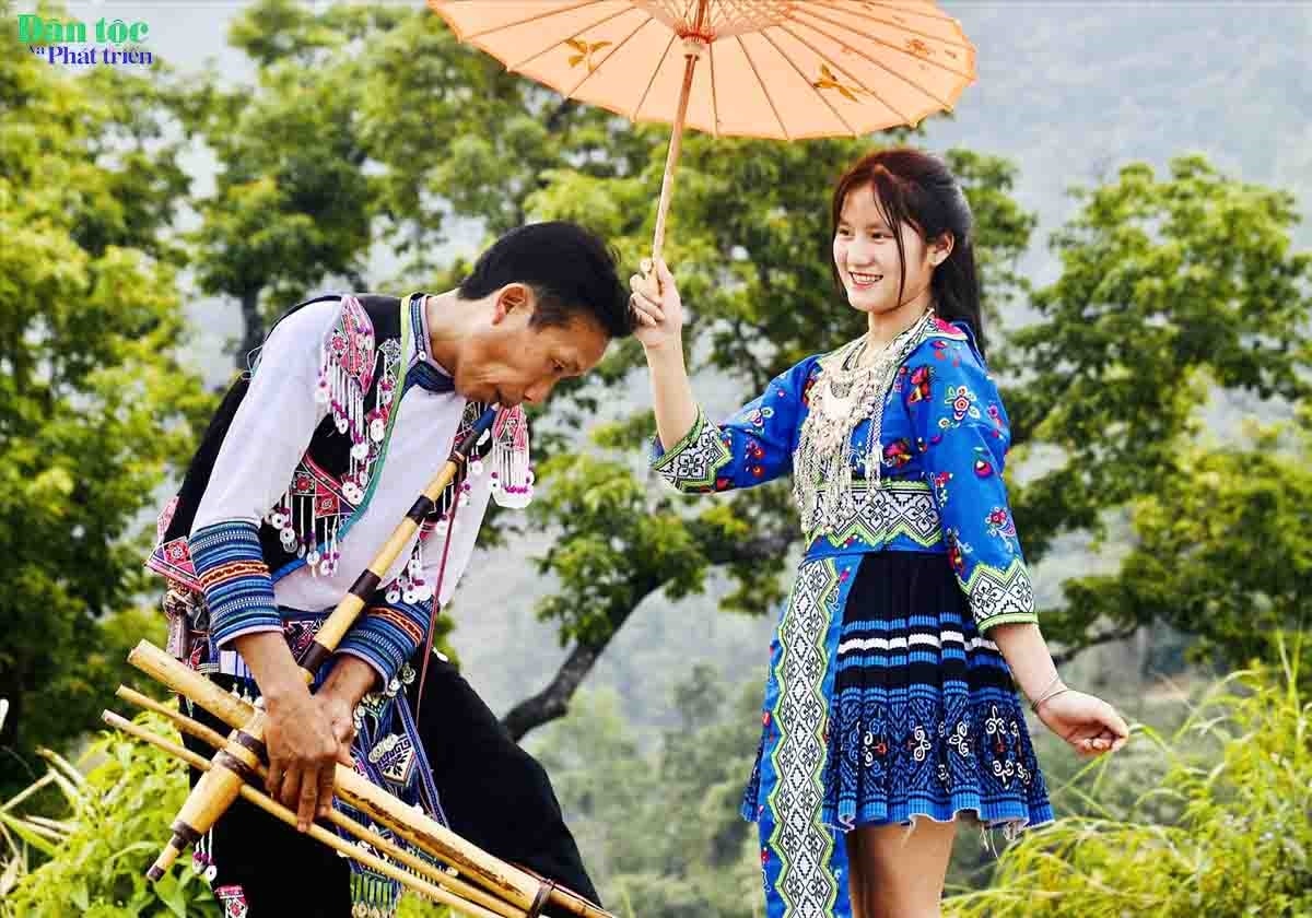 Những điệu khèn, múa ô của các chàng trai cô gái dân tộc Mông xã Nậm Ban làm say lòng biết bao du khách Những điệu khèn, múa ô của các chàng trai cô gái dân tộc Mông xã Nậm Ban làm say lòng biết bao du khách