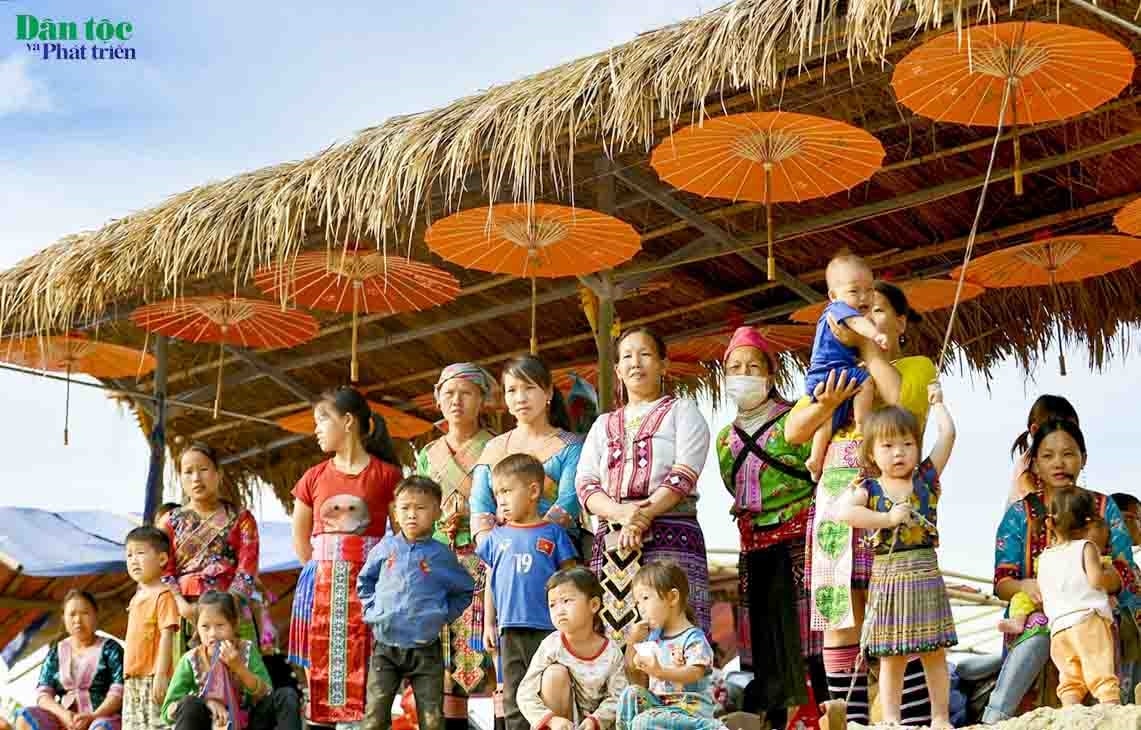 Ngay từ sáng sớm, bà con đồng bào Mông huyện Nậm Nhùn đã kéo về bản Huổi Chát 2, xã Nậm Manh ngóng đợi thời khắc khai hội Ngay từ sáng sớm, bà con đồng bào Mông huyện Nậm Nhùn đã kéo về bản Huổi Chát 2, xã Nậm Manh ngóng đợi thời khắc khai hội