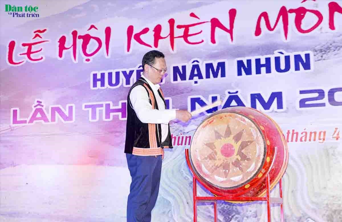 Ông Vũ Tiến Hóa - Phó Chủ tịch UBND huyện Nậm Nhùn đánh trống khai mạc Lễ hội Khèn mông huyện Nậm Nhùn lần thứ I, năm 2022 Ông Vũ Tiến Hóa - Phó Chủ tịch UBND huyện Nậm Nhùn đánh trống khai mạc Lễ hội Khèn mông huyện Nậm Nhùn lần thứ I, năm 2022