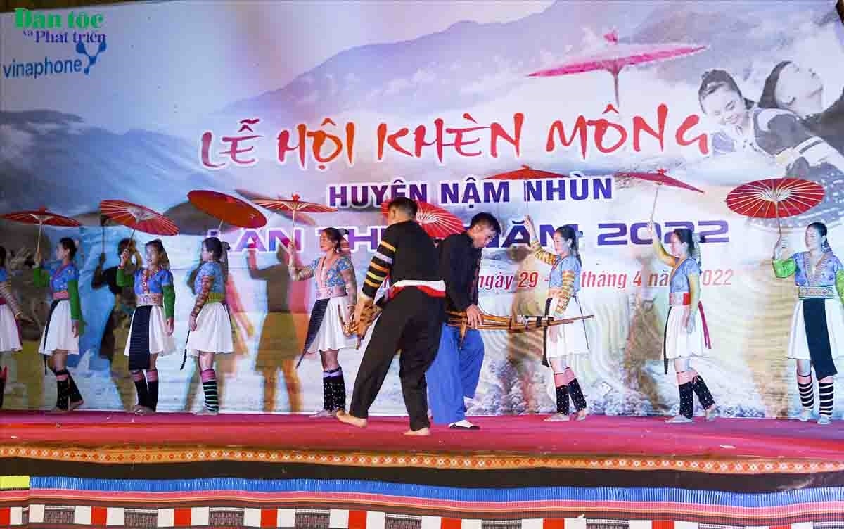 Tiết mục song tấu khèn Mông “Vui ngày lễ hội” của xã Nậm Manh, huyện Nậm Nhùn, tỉnh Lai Châu Tiết mục song tấu khèn Mông “Vui ngày lễ hội” của xã Nậm Manh, huyện Nậm Nhùn, tỉnh Lai Châu