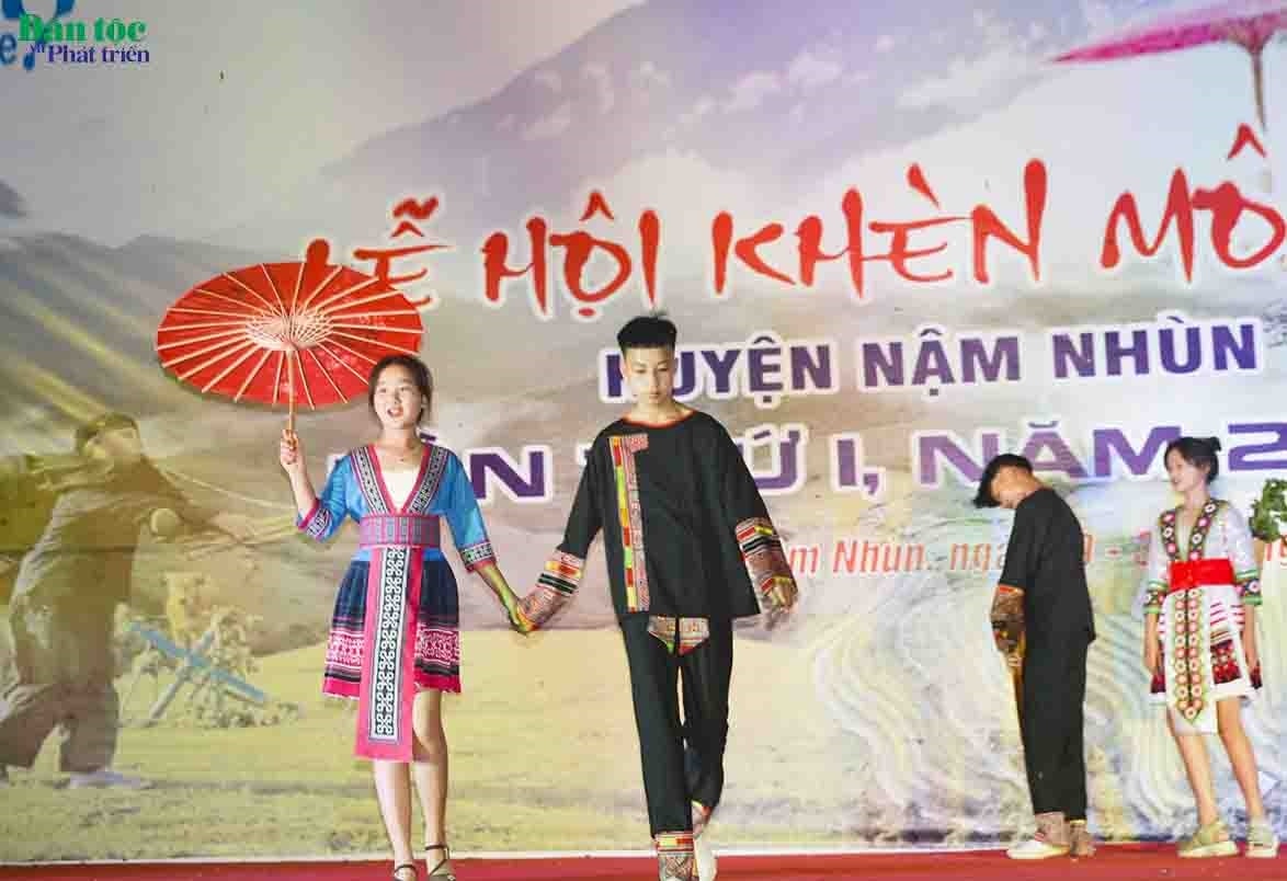 Phần thi trang phục của Đoàn xã Trung Chải, huyện Nậm Nhùn Phần thi trang phục của Đoàn xã Trung Chải, huyện Nậm Nhùn