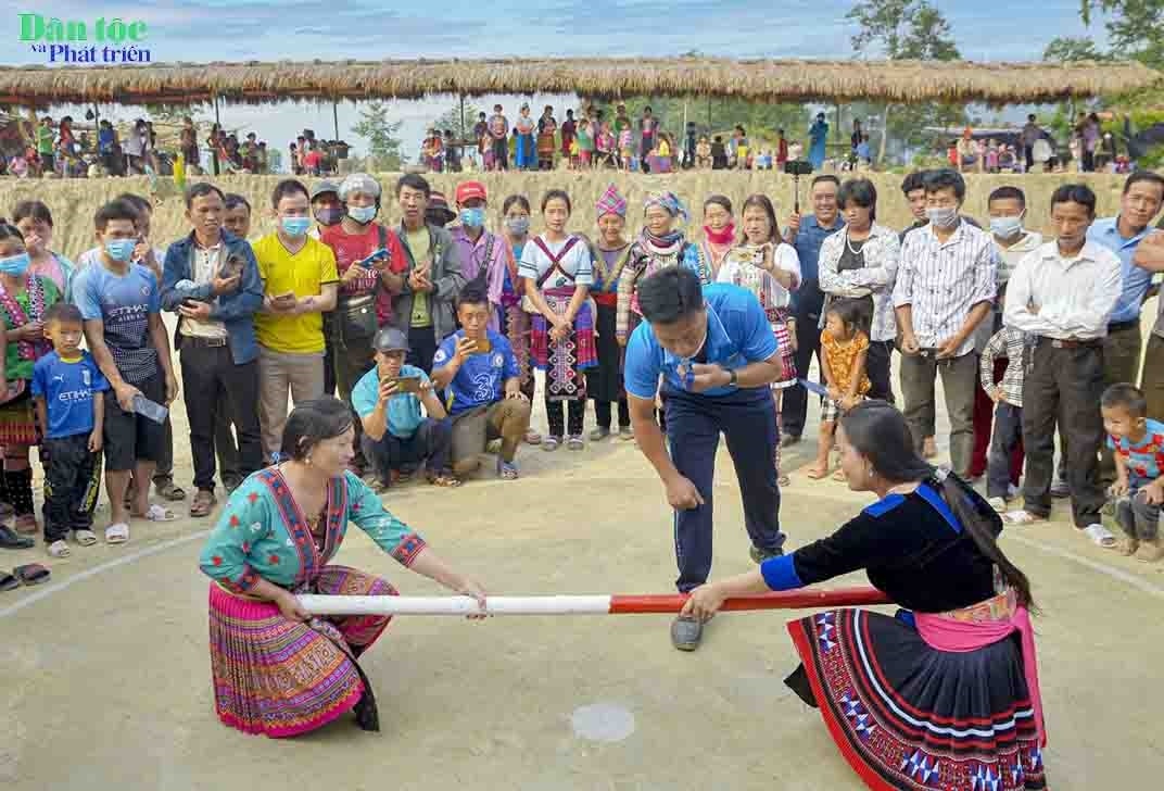 Đẩy gậy nữ - môn thể thao dân tộc truyền thống thu hút đông đảo khán giả xem và cổ vũ Đẩy gậy nữ - môn thể thao dân tộc truyền thống thu hút đông đảo khán giả xem và cổ vũ