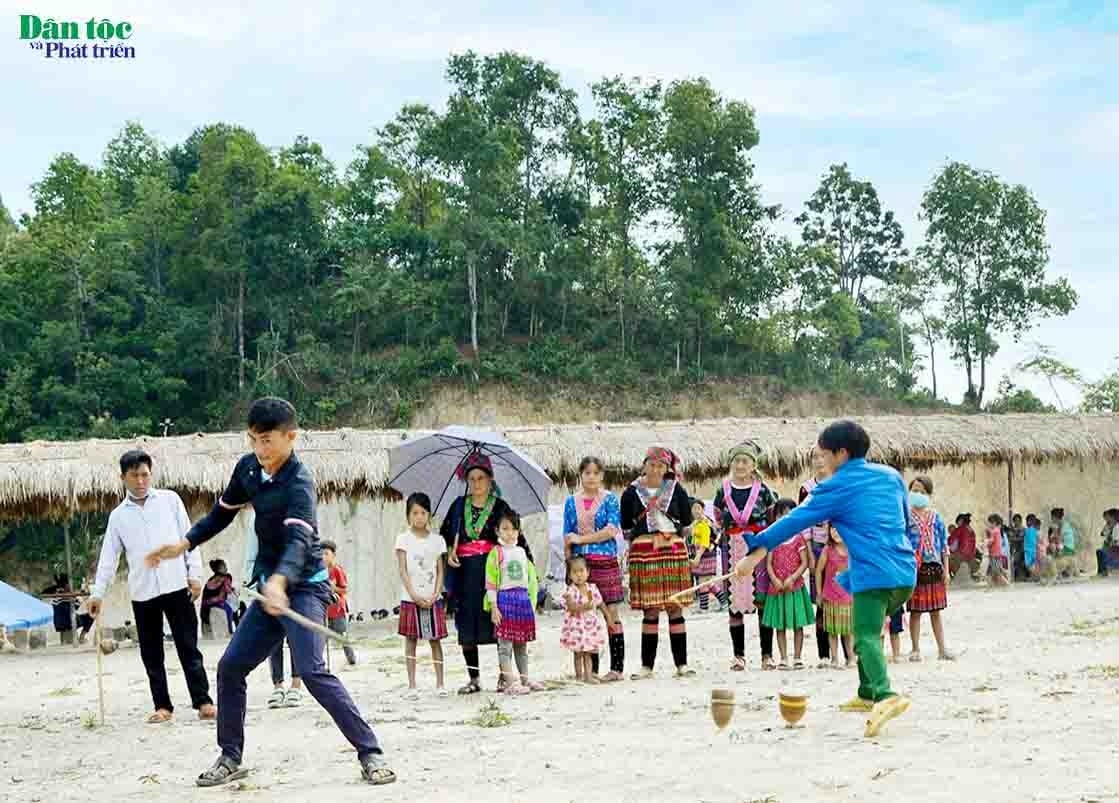 Đánh tù lu (chơi cù) phần thi thể hiện khả năng khéo léo của các chàng trai dân tộc Mông Đánh tù lu (chơi cù) phần thi thể hiện khả năng khéo léo của các chàng trai dân tộc Mông