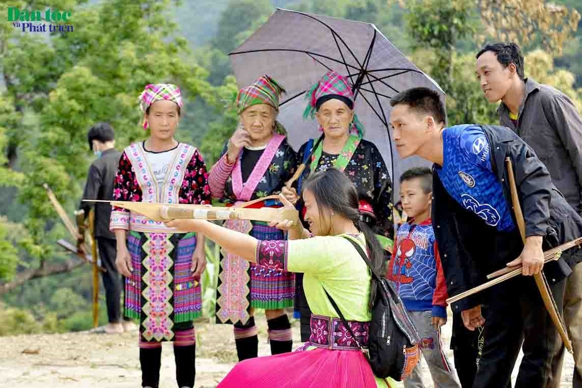 Giây phút hồi hộp trong phần thi bắn nỏ của các cô gái dân tộc Mông xinh đẹp, tài giỏi Giây phút hồi hộp trong phần thi bắn nỏ của các cô gái dân tộc Mông xinh đẹp, tài giỏi