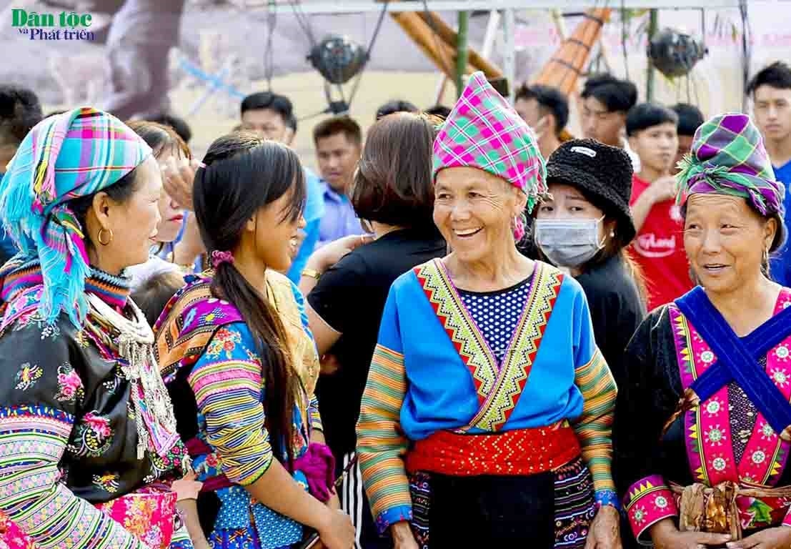 Lễ hội Khèn Mông là để bà con gặp gỡ giao lưu sau những ngày lao động vất vả Lễ hội Khèn Mông là để bà con gặp gỡ giao lưu sau những ngày lao động vất vả