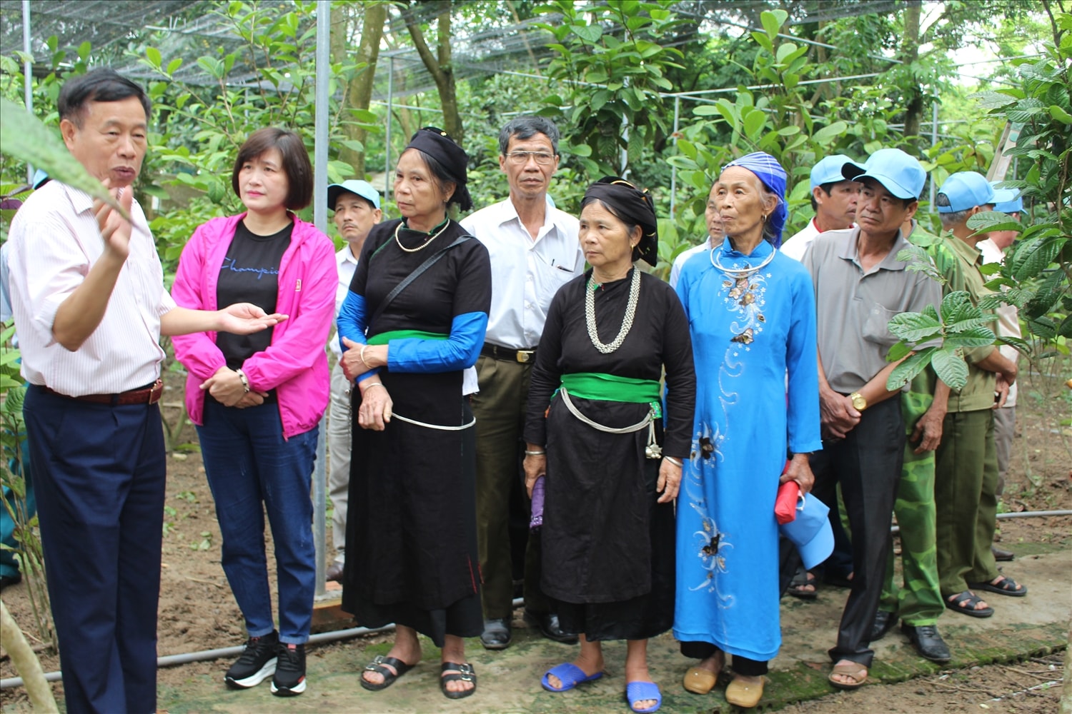 Đoàn đại biểu Người có uy tín trong đồng bào DTTS tỉnh Yên Bái đi thăm mô hình phát triển kinh tế tại một số tỉnh miền Trung (năm 2019).