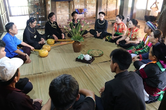Đồng bào quây quần kể cho nhau nghe những câu chuyện, cảm xúc của mình dành cho Bác