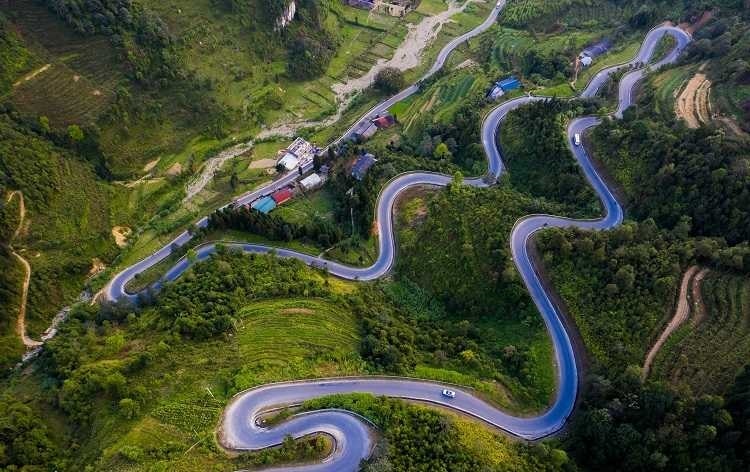 Đèo Mã Phục là con đèo đẹp nhất trong những con đèo trên trục đường Quốc Lộ 3 đi từ Phủ Lỗ đến cửa khẩu Tà Nùng
