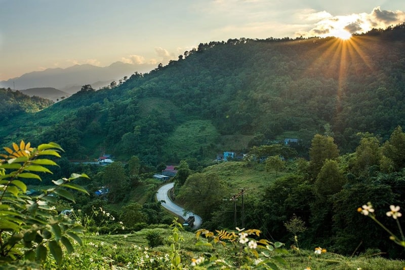 du khách sẽ không khỏi trầm trồ khi được chiêm ngưỡng bức tranh phong cảnh thiên nhiên thơ mộng với khí hậu mát mẻ, bầu không khí vô cùng yên tĩnh không khói bụi, không ồn à