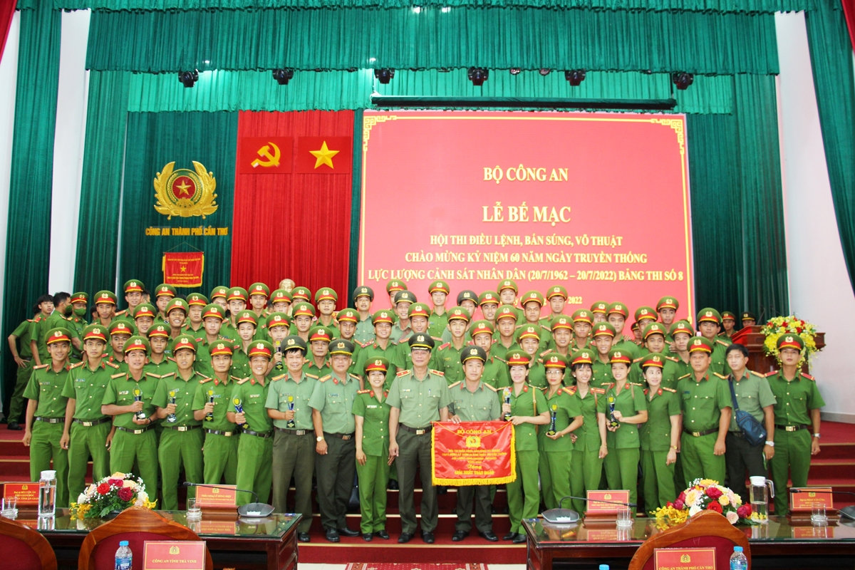 Ban Tổ chức Hội thi chụp ảnh lưu niệm cùng CBCS Công an các tỉnh, thành