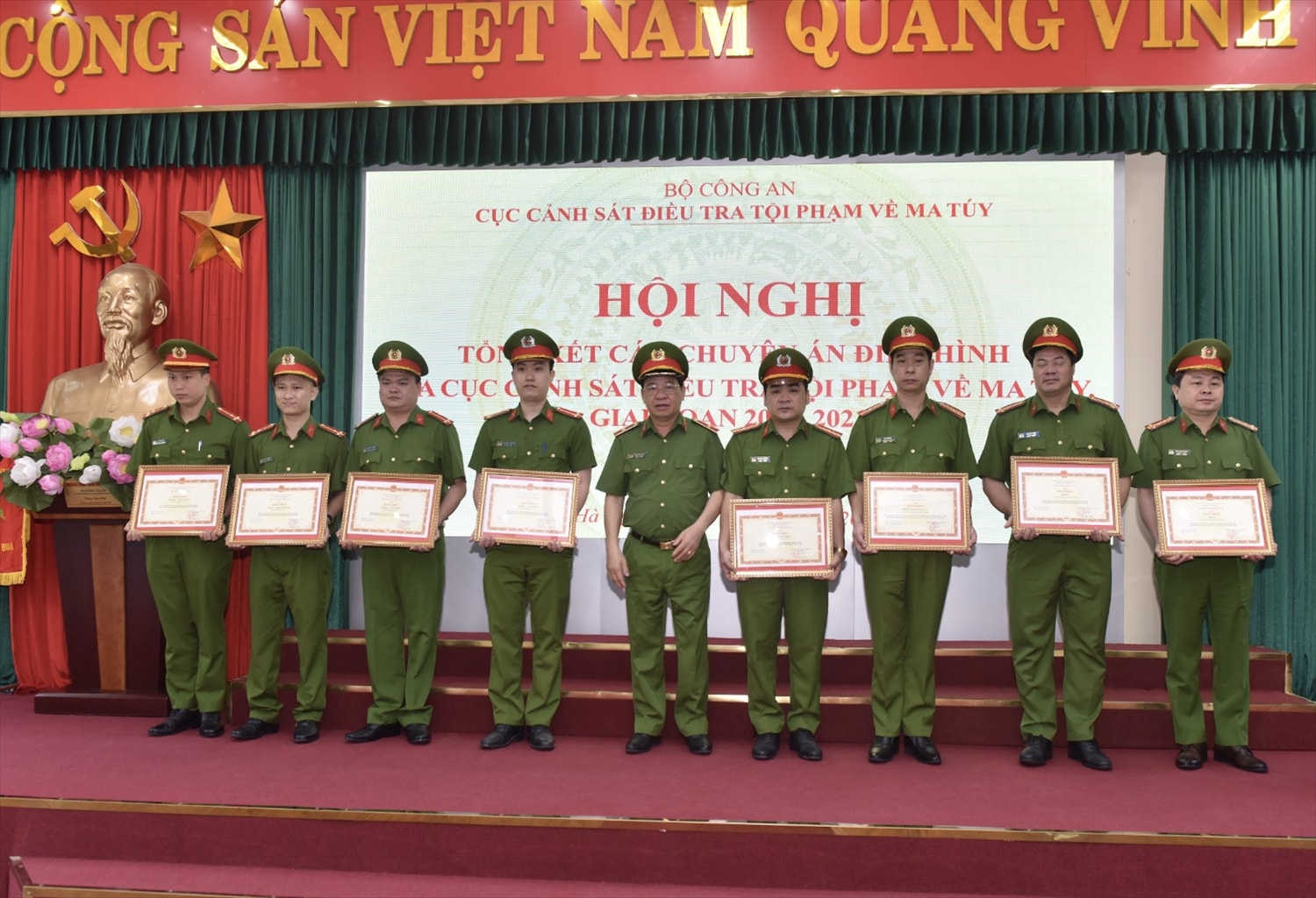 Trao Bằng khen của Bộ Công an cho các cá nhân có thành tích xuất sắc trong đấu tranh phòng, chống tội phạm ma túy