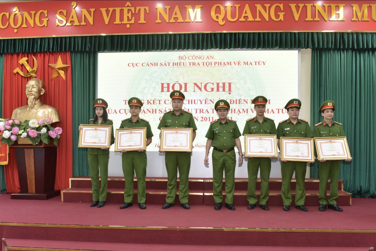 Thừa ủy quyền của Thủ tướng Chính phủ, lãnh đạo Bộ Công an, Thiếu tướng Nguyễn Văn Viện trao Bằng khen của Thủ tướng Chính phủ tặng các cá nhân có thành tích xuất sắc trong đấu tranh, phòng chống tội phạm ma túy
