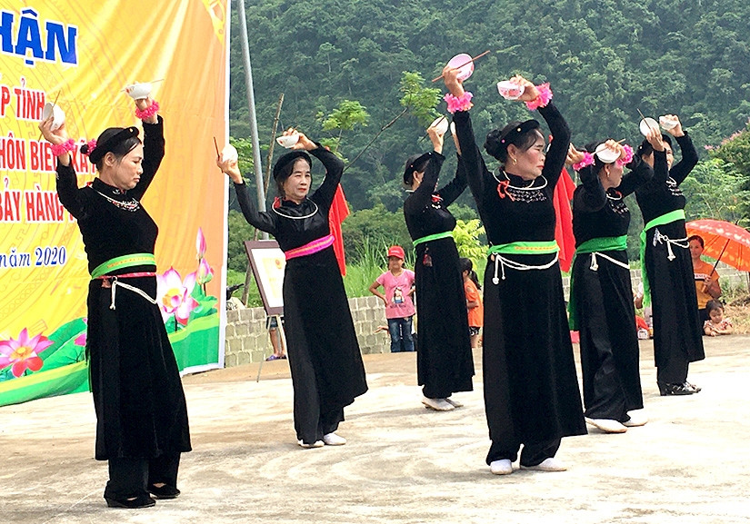 Say đắm điệu múa bát của đồng bào Tày.