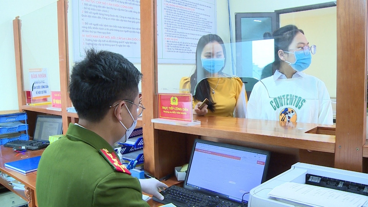 Cấp tài khoản định danh điện tử và thẻ CCCD cho đối tượng ưu tiên tại Bộ phận một cửa Công an tỉnh Thanh Hoá.