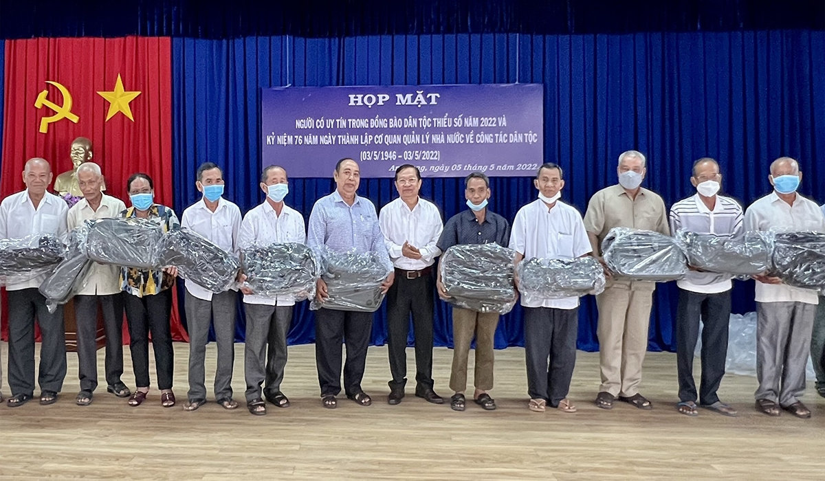 Ông Men Pholly trao quà đến các vị Người có uy tín tham dự buổi họp mặt