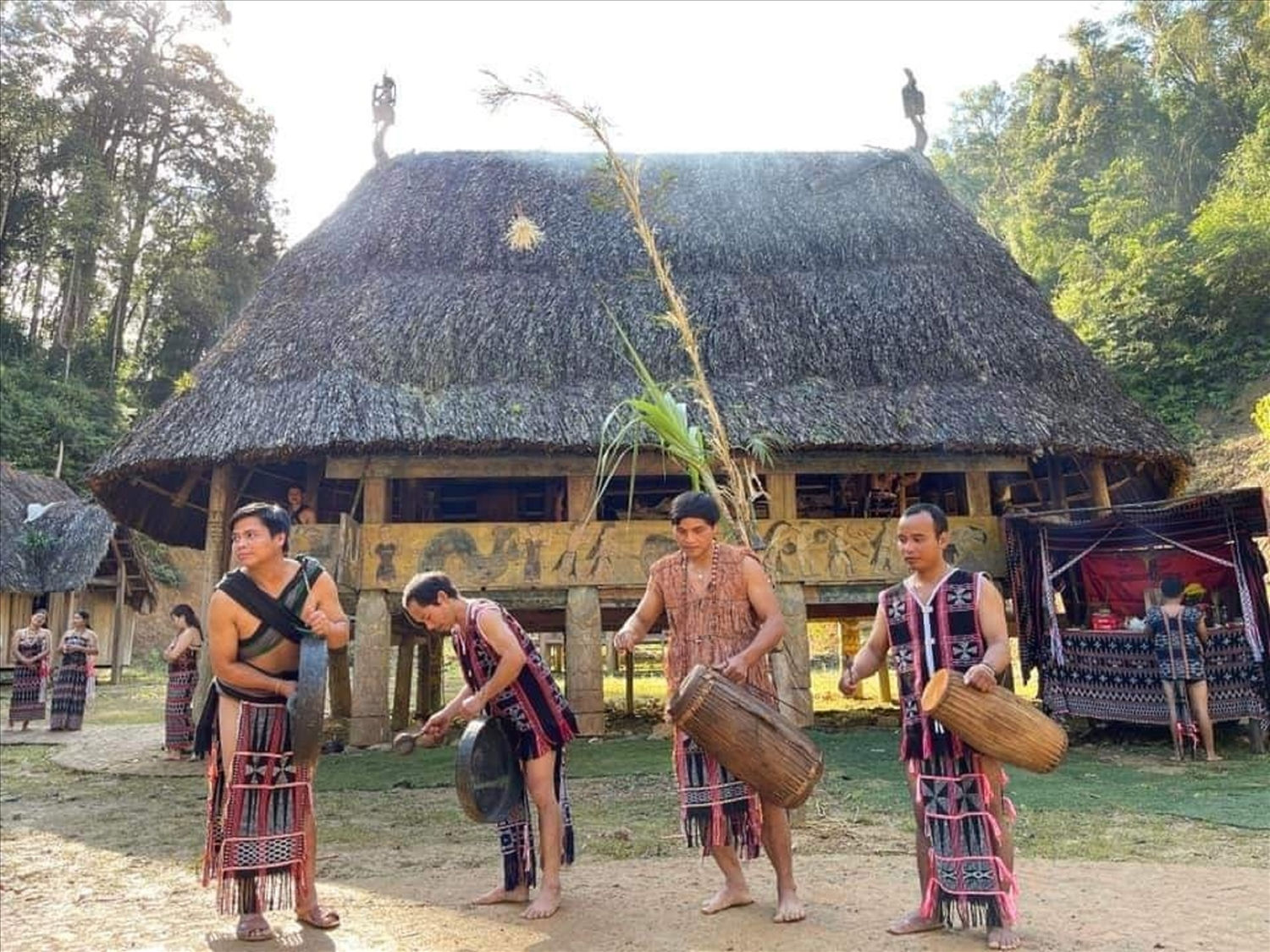 UBND huyện Tây Giang đã phục dựng lại các lễ hội truyền thống như lễ khai năm tạ ơn rừng, lễ kết nghĩa, lễ dựng cây nêu và các trò chơi dân gian… UBND huyện Tây Giang đã phục dựng lại các lễ hội truyền thống như lễ khai năm tạ ơn rừng, lễ kết nghĩa, lễ dựng cây nêu và các trò chơi dân gian…