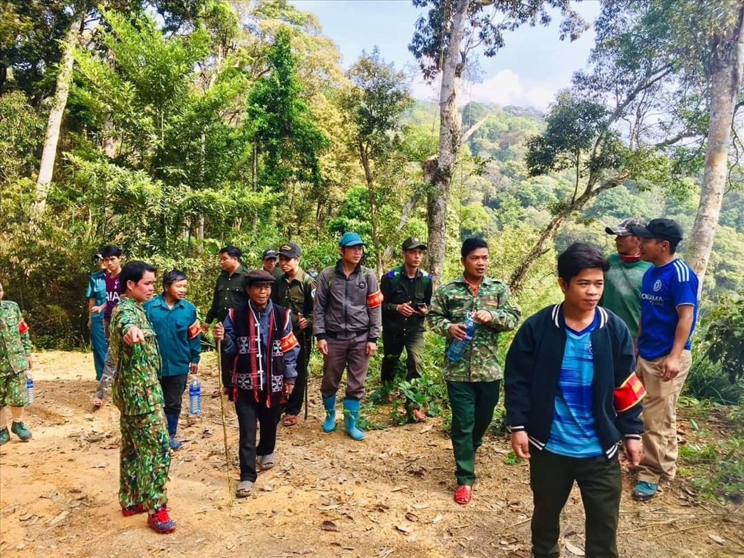 Chính quyền Tây Giang đã thành lập tổ quản lý bảo vệ rừng thôn, bản để tuần tra từ nhiều năm qua. Chính quyền Tây Giang đã thành lập tổ quản lý bảo vệ rừng thôn, bản để tuần tra từ nhiều năm qua.