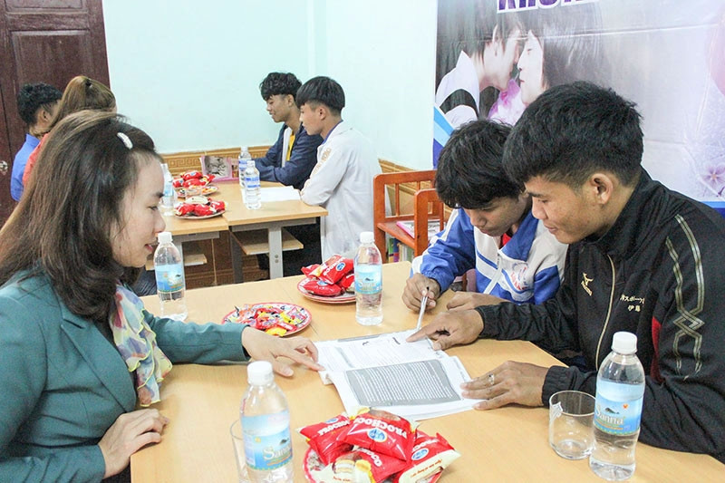 Tuyên truyền phòng, chống tảo hôn cho đồng bào dân tộc thiểu số (chụp tháng 3/2021) - Ảnh: N.T
