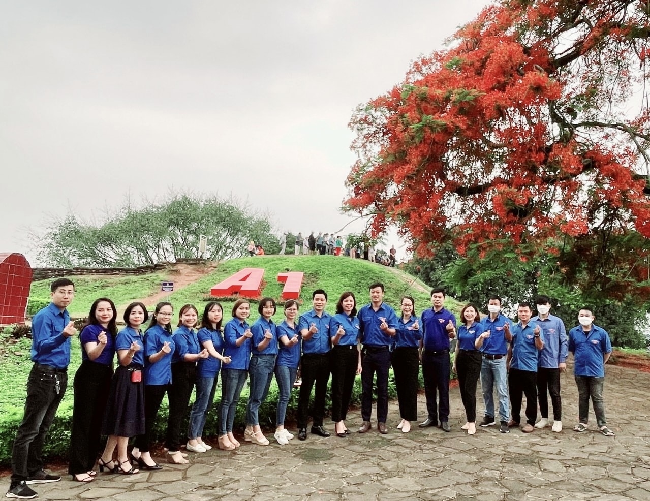 Đoàn viên, thanh niên Đoàn cơ sở Sở VHTT&DL Điện Biên chụp ảnh lưu niệm tại công trình thanh niên cụm chữ “A1” trên di tích Đồi A1