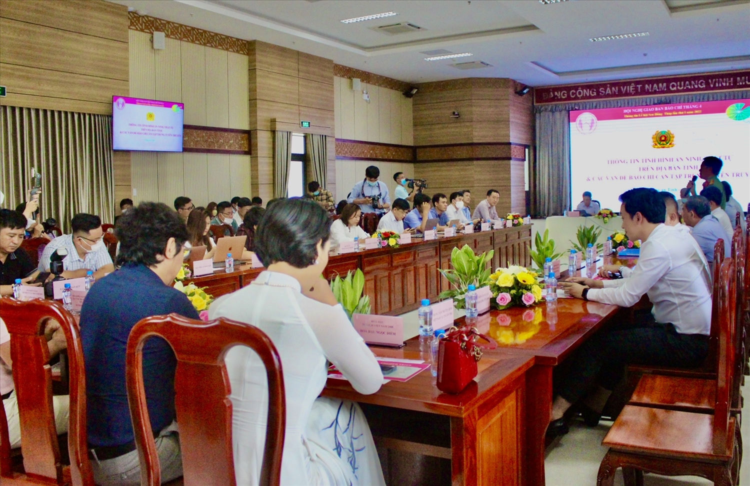 Quang cảnh buổi họp