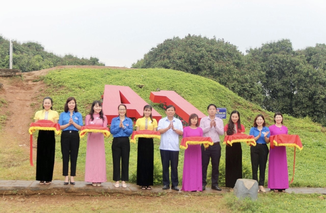 Các đại biểu cắt băng khánh thành công trình chữ “A1” trên Di tích Đồi A1