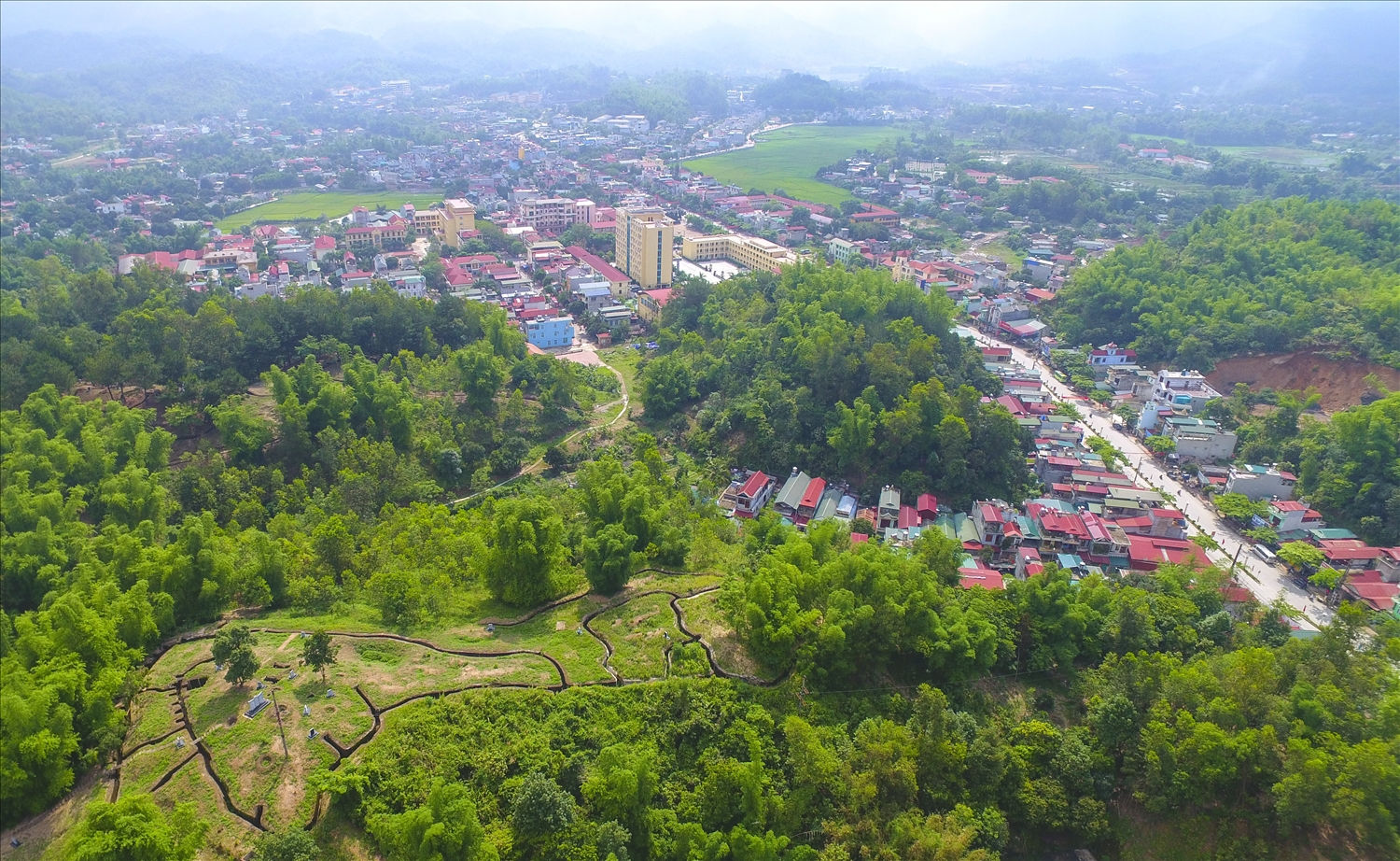 Trung tâm đề kháng Him Lam nằm ở phía Đông Bắc lòng chảo Mường Thanh, thuộc phân khu trung tâm của tập đoàn cứ điểm Điện Biên Phủ. Mệnh danh là “Cánh cửa sắt”, nơi diễn ra trận khai hỏa trong chiến dịch Điện Biên Phủ vào ngày 13/3/1954.