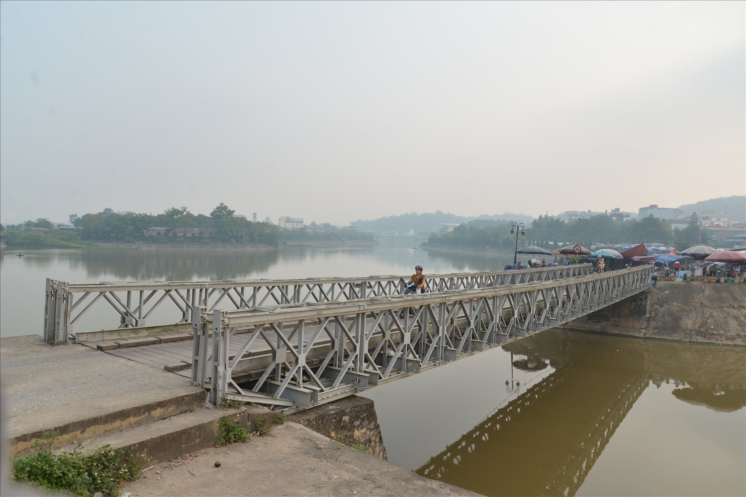 Cầu Mường Thanh lịch sử từng ghi dấu những bàn chân dép lốp của các chiến sĩ Quân đội Nhân dân Việt Nam rầm rập băng qua, tiến thẳng vào Sở chỉ huy quân Pháp vào chiều ngày 7/5/1954, bắt sống tướng chỉ huy Đờ cát xtơ ri, đánh dấu sự sụp đổ hoàn toàn chủ nghĩa thực dân tại chiến trường Điện Biên Phủ.