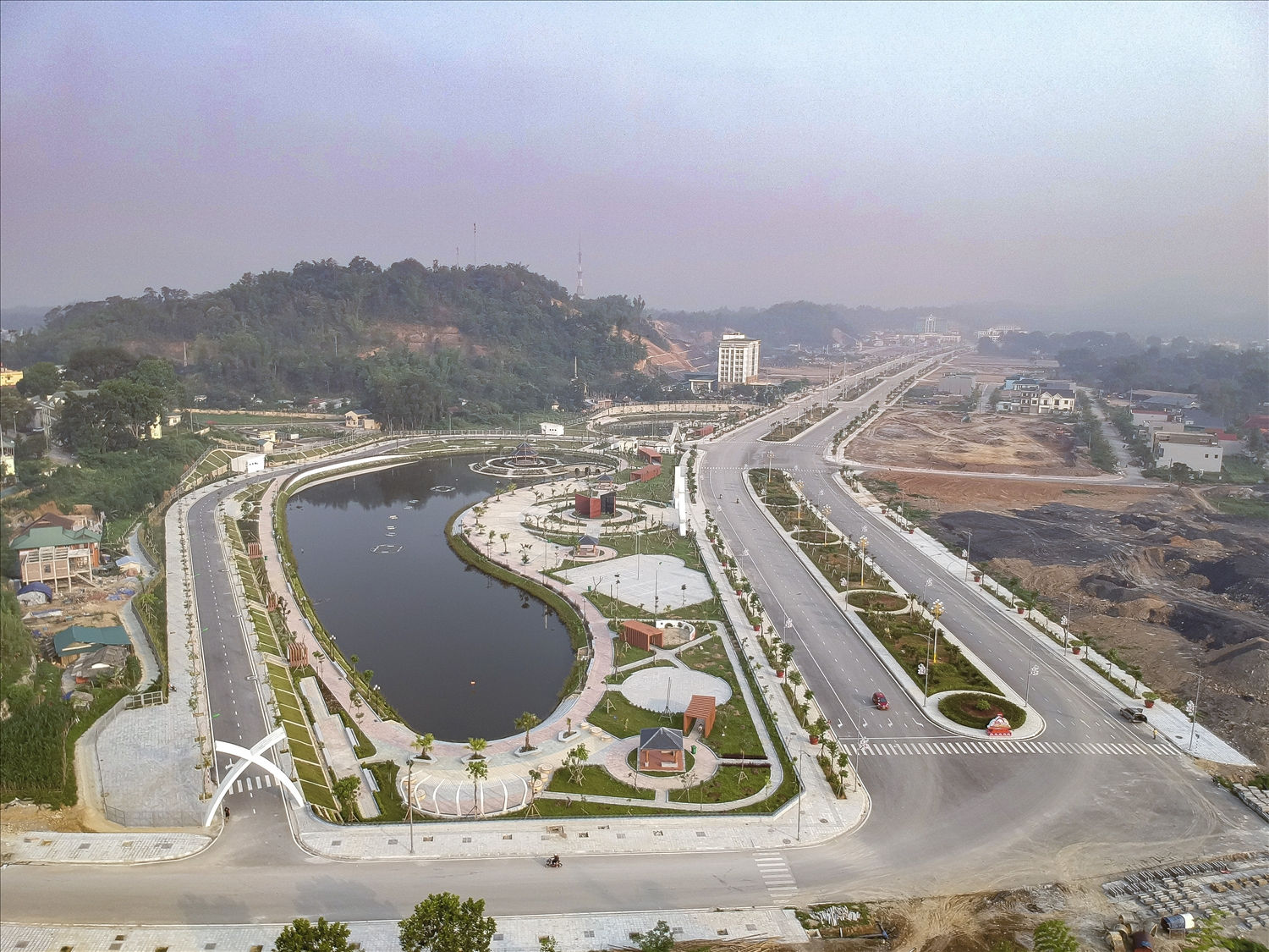 Him Lam hiện là cửa ngõ thông thương của Tp. Điện Biên Phủ với các tỉnh miền xuôi. Bằng sự kiên cường và khát vọng dựng xây, Him Lam đã vượt qua mọi gian khó, đổi thay hoàn toàn với diện mạo mới yên bình, no ấm và văn minh.