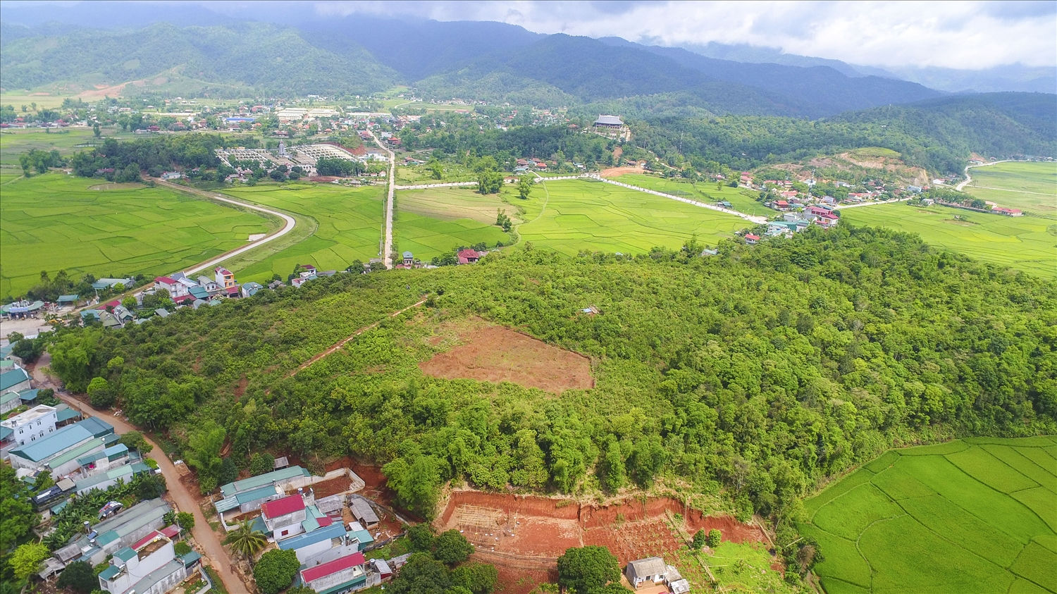 Di tích đồi Độc Lập thuộc phân khu Bắc của tập đoàn cứ điểm Điện Biên Phủ. Ngày nay được được tu bổ, tôn tạo, gìn giữ các hạng mục di tích và bao quanh là những bản làng trù phú của đồng bào Thái, Khơ Mú…