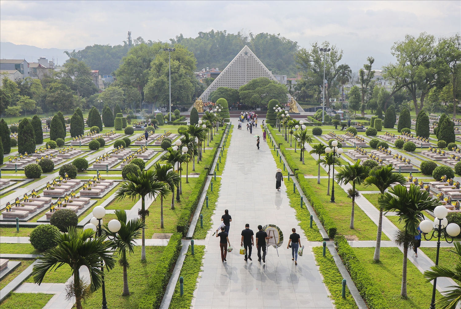 Đây là một địa điểm không thể bỏ qua của bất cứ du khách nào khi đến Tp. Điện Biên Phủ. Nơi đây như một  chứng tích lịch sử nhắc nhở thế hệ trẻ luôn noi gương và ghi nhớ công ơn các thế hệ đi trước.
