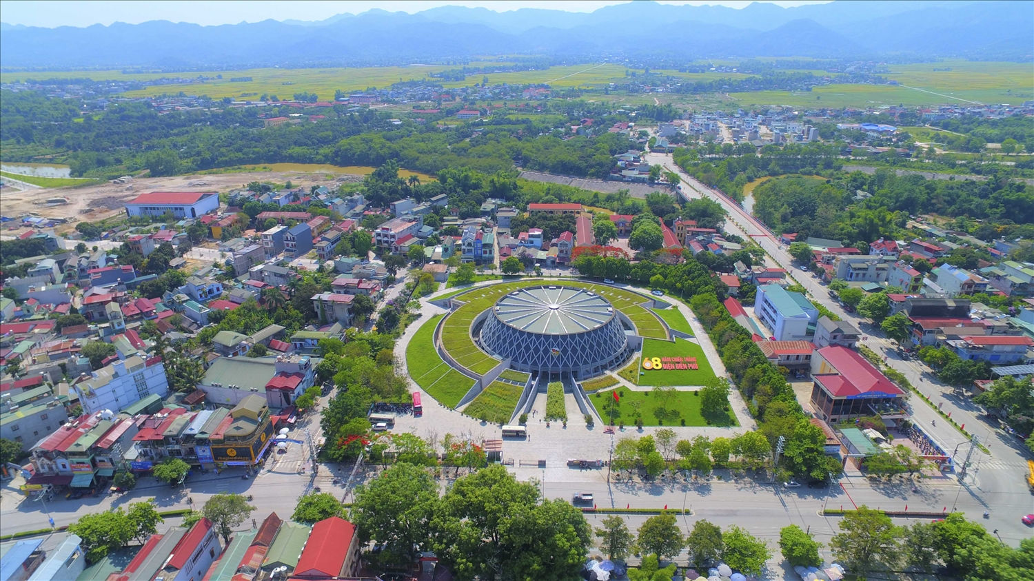 Đối diện Nghĩa trang Liệt sỹ A1 là Bảo tàng Chiến thắng lịch sử Ðiện Biên Phủ. Đây là công trình trọng điểm, ý nghĩa quan trọng trong Quần thể di tích Chiến trường Điện Biên Phủ trong việc lưu giữ các giá trị lịch sử và giáo dục thể hệ trẻ