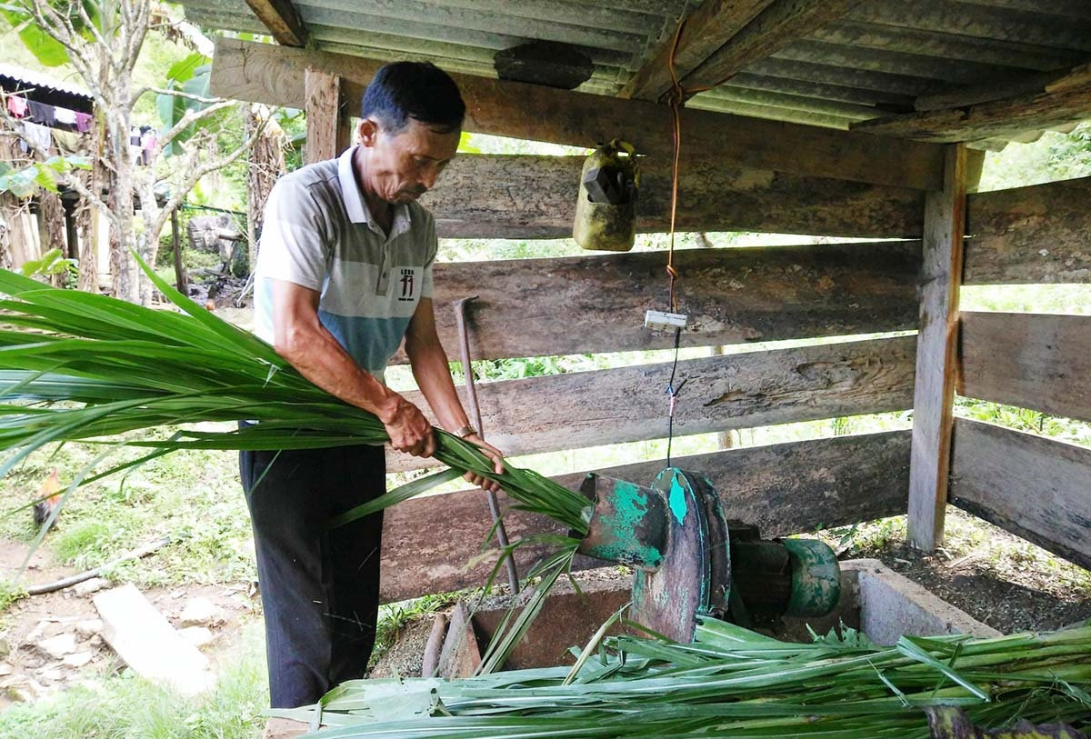  Ông Thào Minh Khyào thực hiện băm cỏ voi phục vụ chăn nuôi