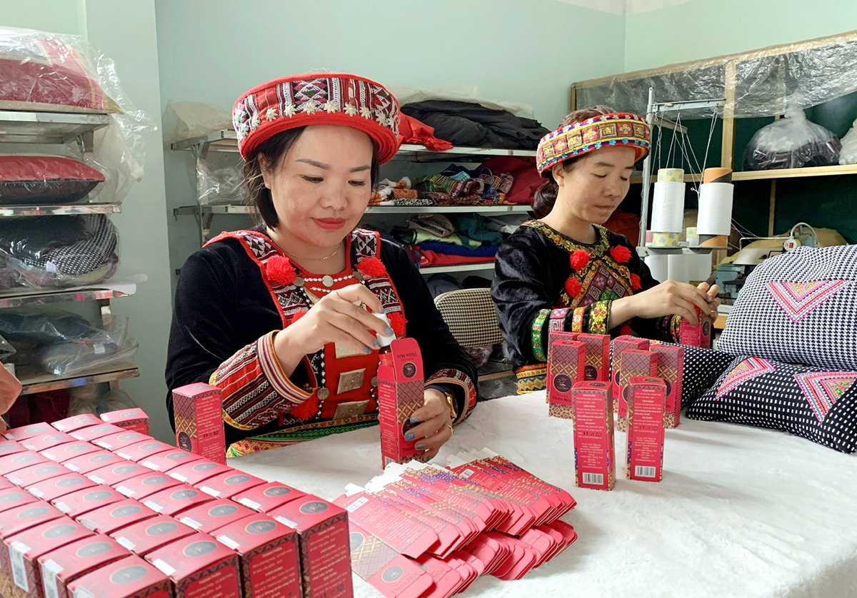 Chị Lý Thị Quyên (bên trái) đang thực hiện đóng gói sản phẩm của HTX
