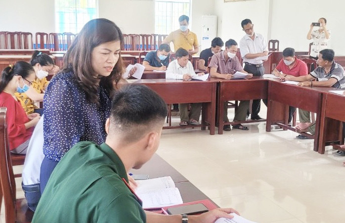 Đoàn công tác hướng dẫn người dân xã Phú Lợi điền thông tin vào phiếu điều tra