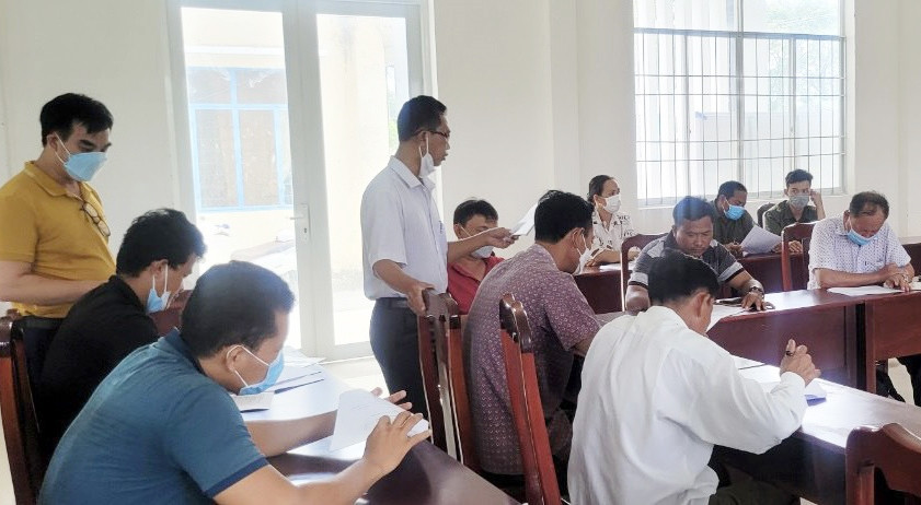 Đoàn công tác hướng dẫn người dân xã Phú Mỹ điền thông tin vào phiếu điều tra