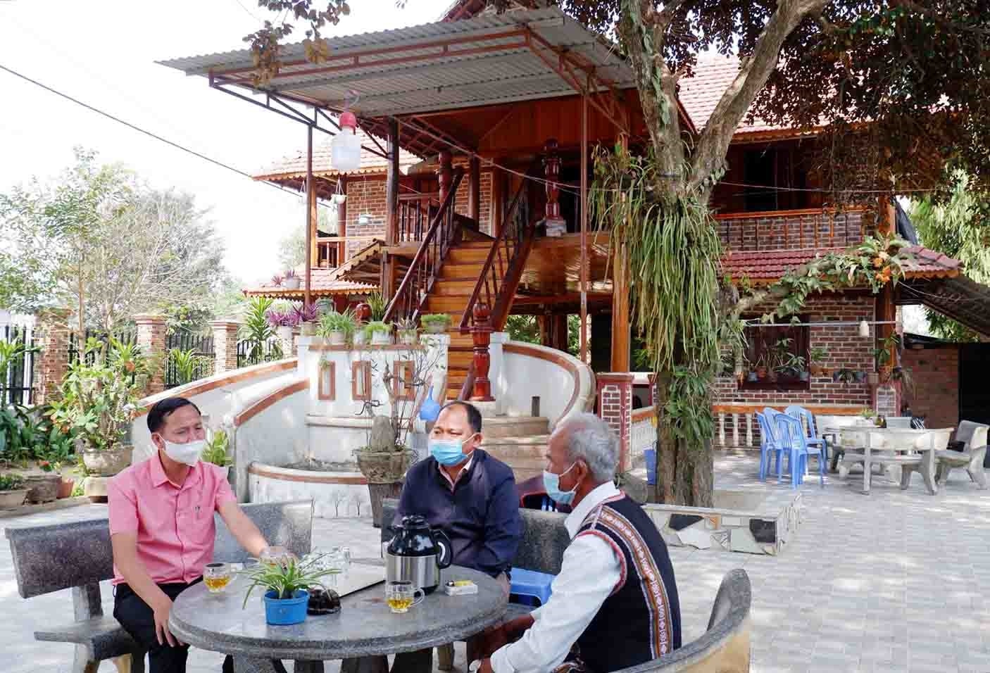 Già làng A Ker bên căn nhà sàn của mình Già làng A Ker bên căn nhà sàn của mình