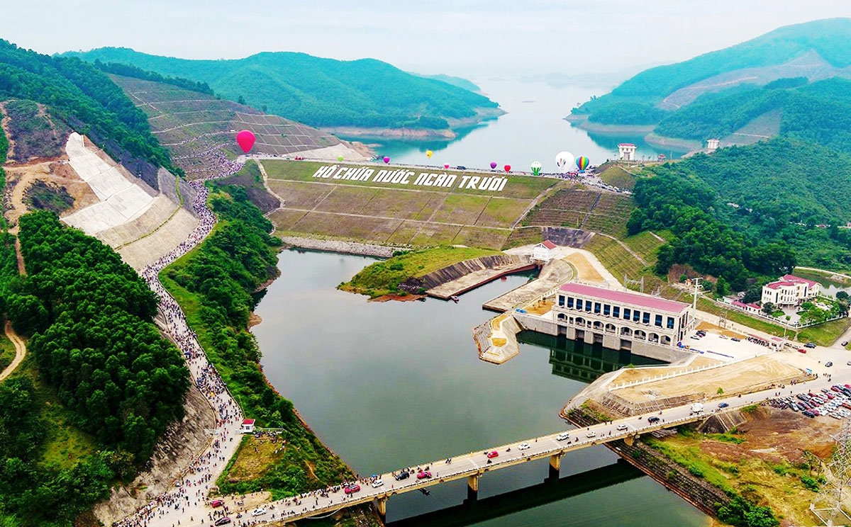 Toàn cảnh nơi diễn ra lễ trình diễn bay khinh khí cầu “Cuộc dạo chơi của Sao la - Kỳ lân châu Á” chào mừng SEA Games 31