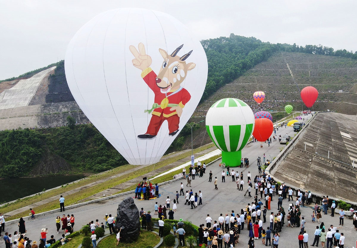 Khí cầu mang hình ảnh “Sao La - Kỳ lân châu Á”