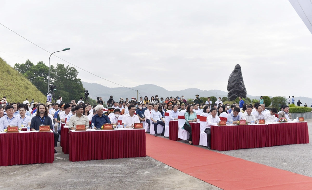 Các đại biểu dự lễ trình diễn bay khinh khí cầu “Cuộc dạo chơi của Sao la - Kỳ lân châu Á” chào mừng SEA Games 31
