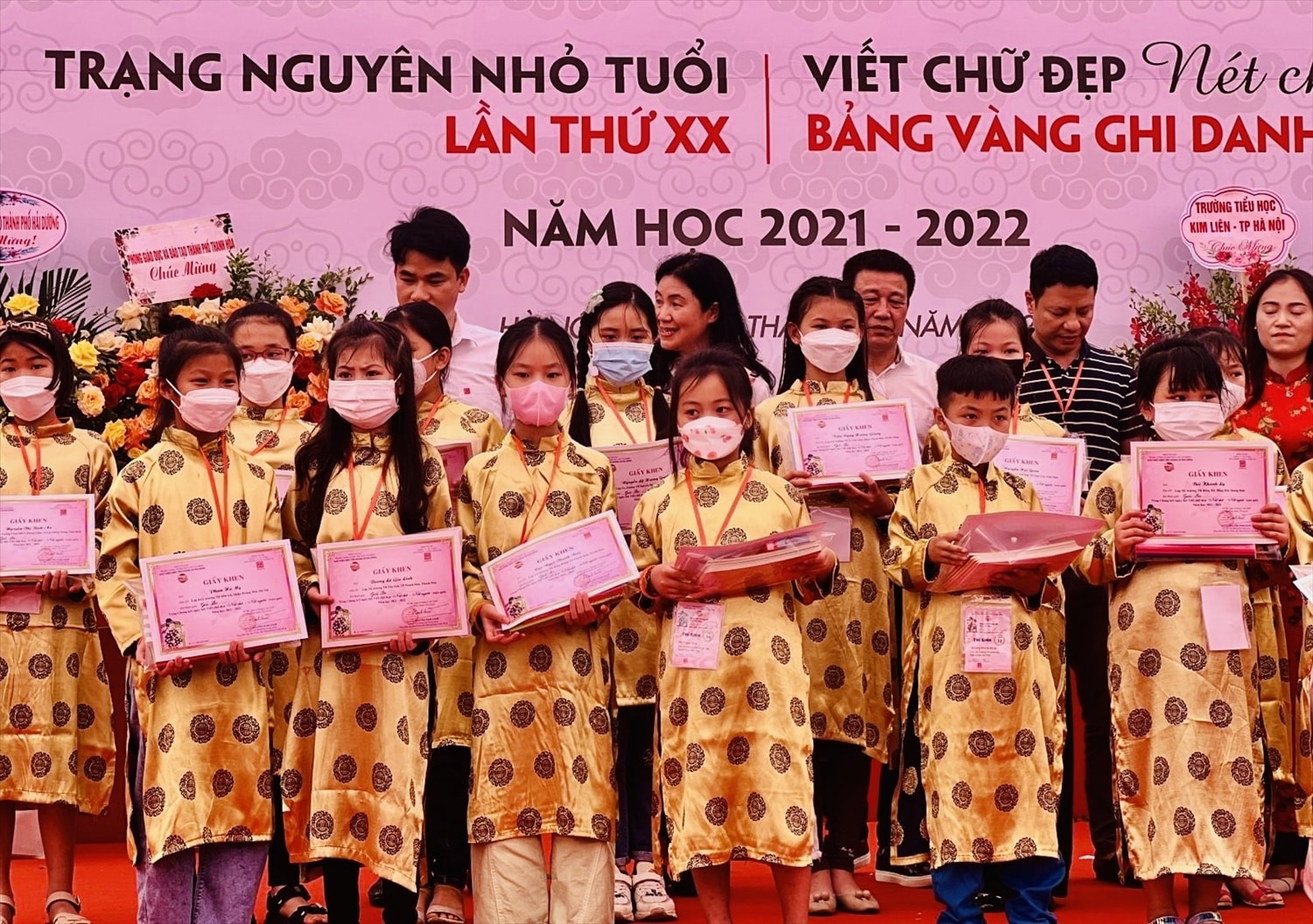 Các tân Trạng Nguyên nhận giải thưởng trong niềm hạnh phúc và tự hào.