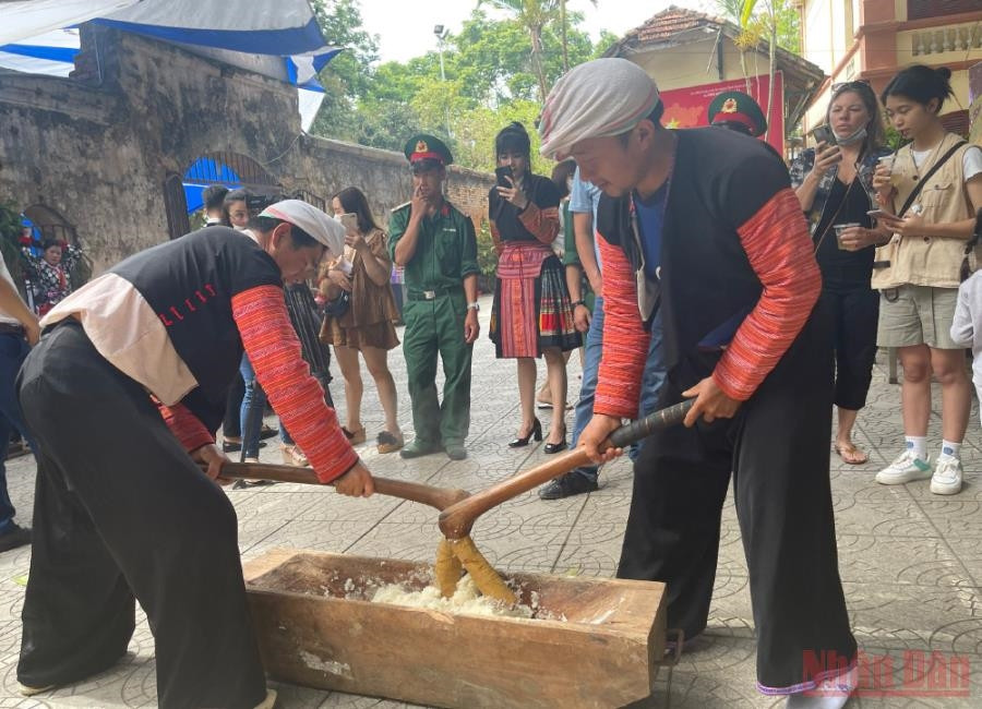 ổ chức dã bánh dày tại buổi lễ trải nghiệm văn hóa dân tộc Mông (Ảnh: BND)