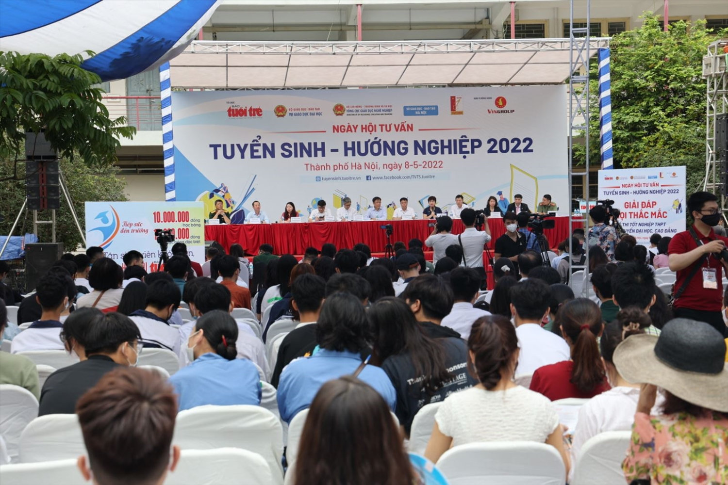 Sân khấu chính tư vấn hướng nghiệp có những chuyên gia đến từ Bộ GD&ĐT, các đại học, Trường đại học lớn ở miền Bắc. 